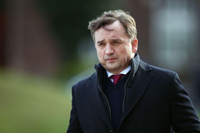 Wdrożono procedury unieważnienia paszportu Zbigniewa Ziobry! Prokuratura Krajowa pot…