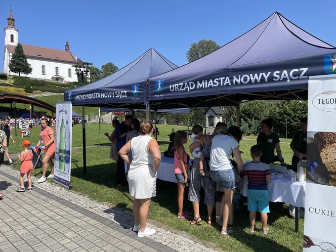 Wycieczka pociągiem czytelników Sądeckiej Biblioteki Publicznej i spotkanie z autorami książek w Piwnicznej 