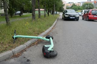 Nie ma wrażeń bez obrażeń: Nowy, niebezpieczny trend wśród młodzieży? Prędkości hulajnóg są ogromne