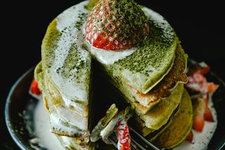 Nie tylko matcha latte. Podpowiadamy, jak jeszcze wykorzystać tę herbatę w kuchni