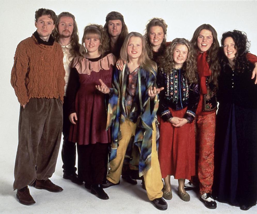 The Kelly Family w latach 90. podbijali Europę. Co stało się z popularnym zespołem? Jak dziś wyglądają członkowie muzycznej rodziny i co robią? 