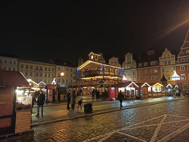 Jarmark Bożonarodzeniowy we Wrocławiu po zmroku. Robi wrażenie! [ZDJĘCIA]