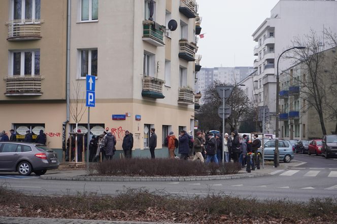 Kolejka przed pracownią cukierniczą "Zagoździński" na Woli 27.02.2025