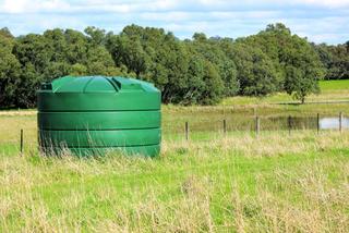 Zbiorniki na wodę dla rolnictwa. Jakie są rodzaje zbiorników na wodę deszczową i pitną?
