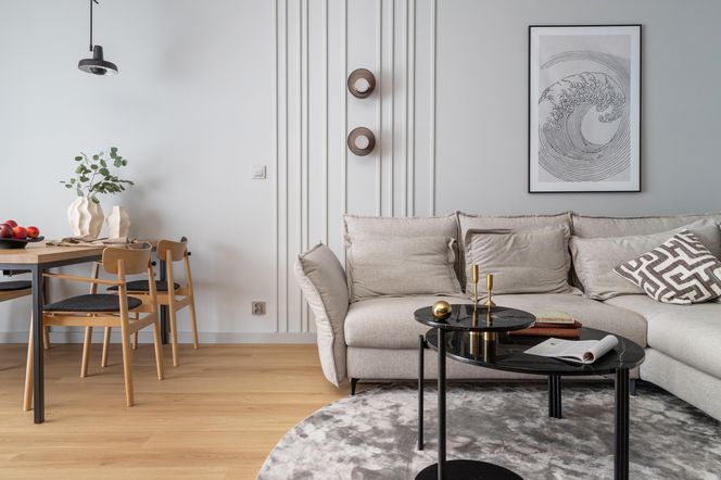 Eklektyczne mieszkania w Poznaniu. Ciemna kuchnia i jasny salon