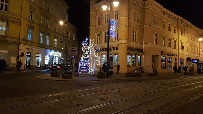 Magia świąt ogarnęła Bydgoszcz! Choinka na Placu Teatralnym zachwyca swoim pięknem!