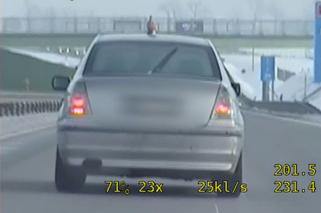 Pościg na autostradzie A4. Pędził 200 km/h i pokazywał policjantom środkowy palec [WIDEO]