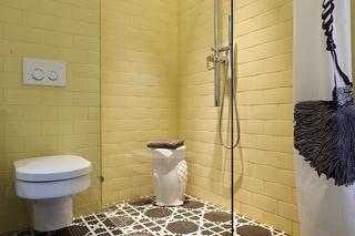 Żółte ściany w małej łazience
