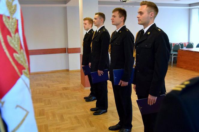 Młodzi strażacy otrzymali nominacje oficerskie. Zostaną skierowani do podkarpackich jednostek [FOTO]