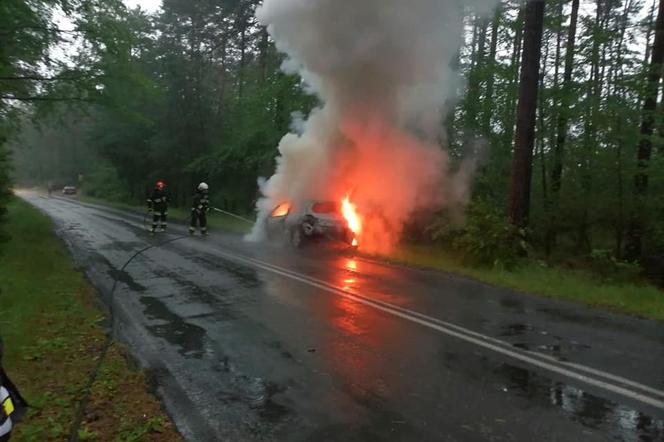 Groza na DW koło Bydgoszczy! Auto stanęło w płomieniach