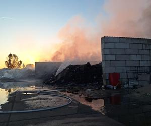 Ogromny pożar na terenie zakładu recyklingu odpadów w Rawiczu