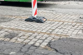 Tory tramwajowe na al. Wojska Polskiego przetrwały pół wieku pod asfaltem
