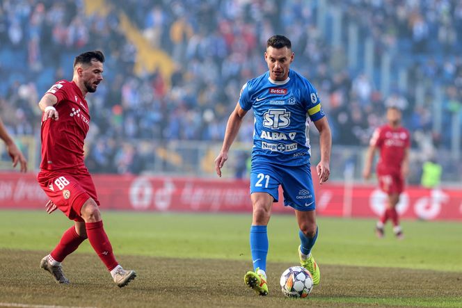 Ruch - Wisła: Zaorana murawa na Stadionie Śląskim