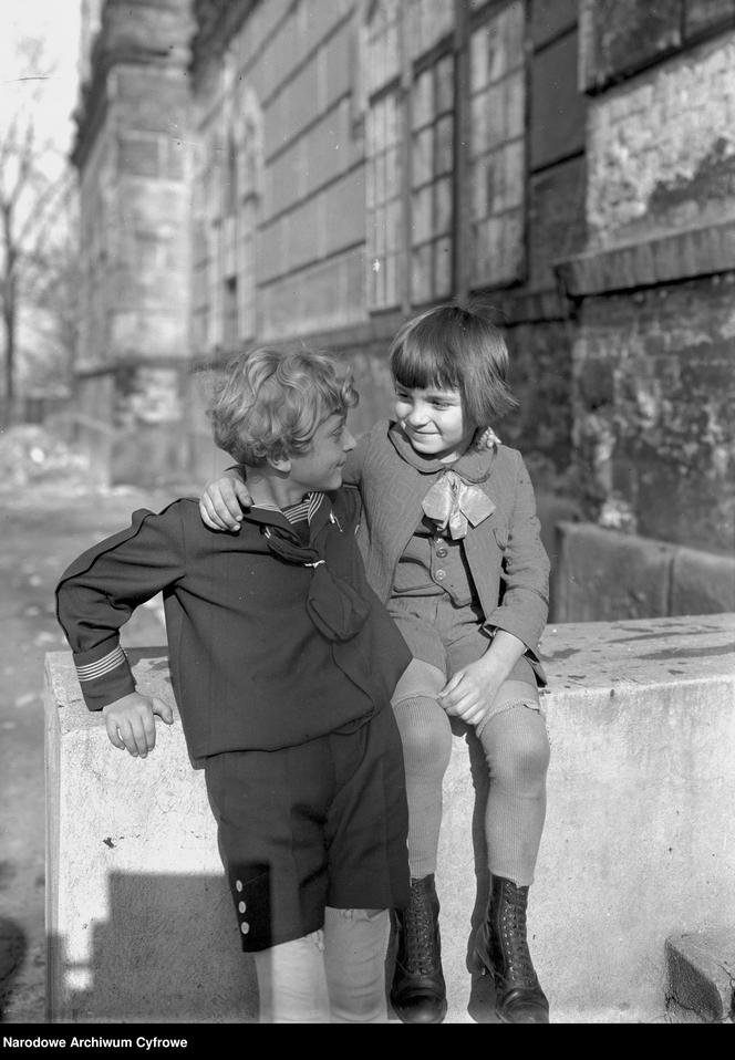 Rodzeństwo podczas zabawy (1928 r.)