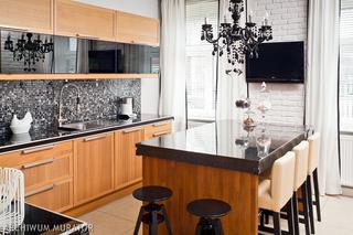 Projekt kuchni z meblami IKEA: czerń i drewno w stylu glamour