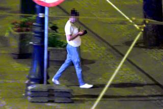 Strażnicy miejscy patrzyli nocą na śpiącego na ulicy mężczyznę. Zareagowali, gdy podeszła do niego kobieta 