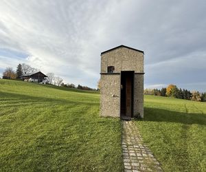 Ukryta w Alpach kaplica bez krzyża. Architektura, która zmusza do refleksji