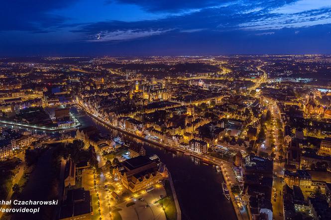 Nocny Gdańsk z lotu ptaka.