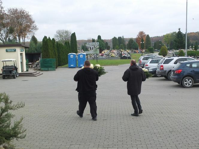 NA CMENTARZU W CHEŁMIE MOŻNA SKŁADAĆ WIEŃCE. NA POMOC ODWIEDZAJĄCYM GROBY PRZYSZLI PRACOWNICY NEKROPOLII