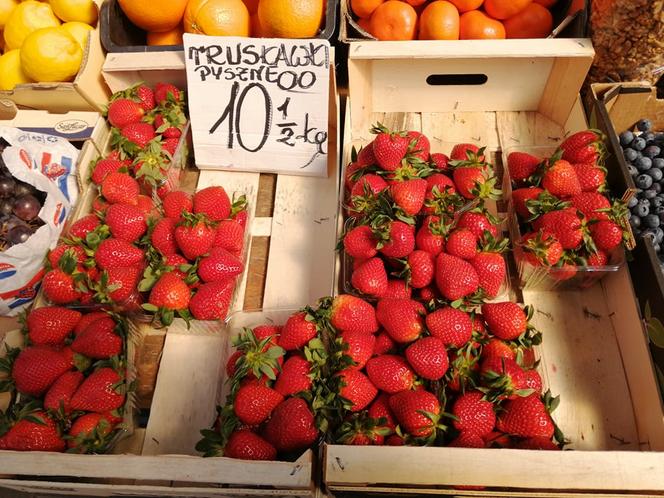 Ceny truskawek w Krakowie. Za ile kupimy truskawki? Czy można już znaleźć polskie?