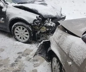 Seria groźnych zdarzeń na drogach po opadach śniegu. Jedna ofiara śmiertelna. Policja apeluje o rozwagę