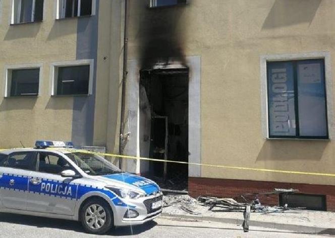 Pożar bloku w Tarnowie. Włóczęga posłał 12 osób do szpitala. Wśród poszkodowanych są dzieci