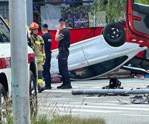 Wypadek na Mokotowie. Auto dachowało i wpadło w grupę ludzi! Są ciężko ranni