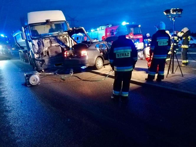 Zderzenie TIR-a z osobówką w Wojniczu. Są poszkodowani! Droga całkowicie zablokowana