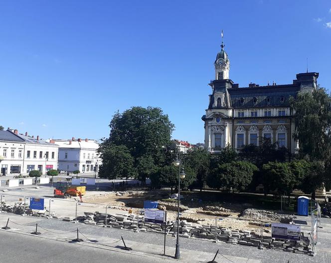 Na nowosądeckim Rynu trwają prace archeologiczne.  Specjaliści szukaja dawnego ratusza.