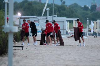 Piłkarze po porażce poszli na plażę