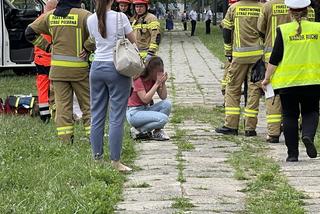 Tragedia w Warszawie. Tramwaj przytrzasnął 4-letniego chłopca i ciągnął po torowisku. Dziecko nie żyje, jego babcia zemdlała