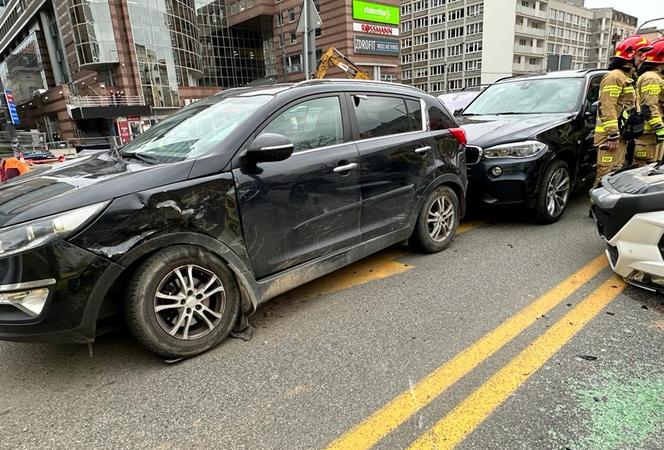 Zderzenie czterech aut na Mokotowie. Toyota wylądowała na dachu!