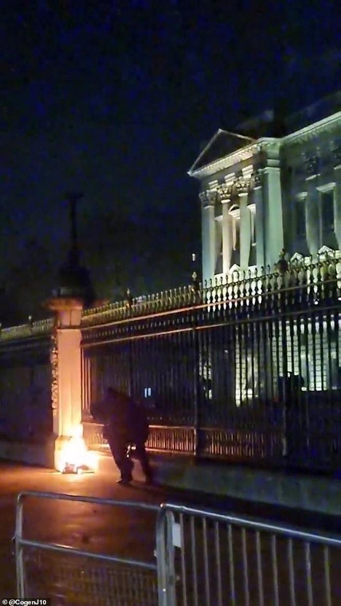 Pałac Buckingham podpalony! Płomienie w rezydencji rodziny królewskiej