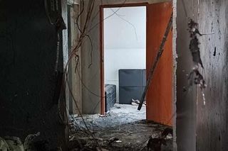 Obudził nas huk, zobaczyłem, że sufit się świeci, było jak w filmie science fiction. Strażak powiedział, że to cud, że żyjemy