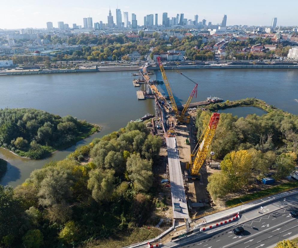 Nowy most pieszo-rowerowy w Warszawie połączył brzegi Wisły