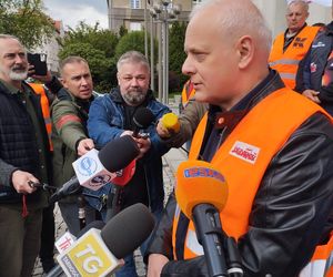 Konferencja prasowa hutników przed Ministerstwem Przemysłu w Katowicach