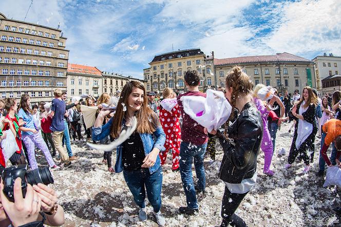 Nietypowa walka w centrum Krakowa: Zobacz zdjęcia z bitwy na poduszki! [AUDIO]