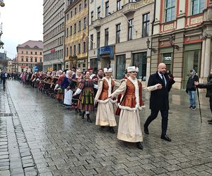 Polonez dla Fredry 2025 we Wrocławiu. Maturzyści zatańczyli na Rynku [ZDJĘCIA]