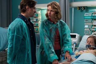 Na dobre i na złe odc. 887 po wakacjach. Krzysztof Radwan (Mateusz Damięcki), Joanna Gawryło (Monika Kaleńka), Kubuś (Wiktor Trojan)