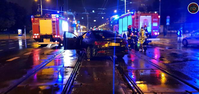 Zmiażdżone auto w centrum Warszawy 