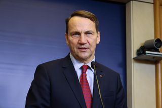 Radosław Sikorski nosi się niczym angielski lord? Ekspert od mody przyjrzał się jego stylizacjom i stawia sprawę jasno