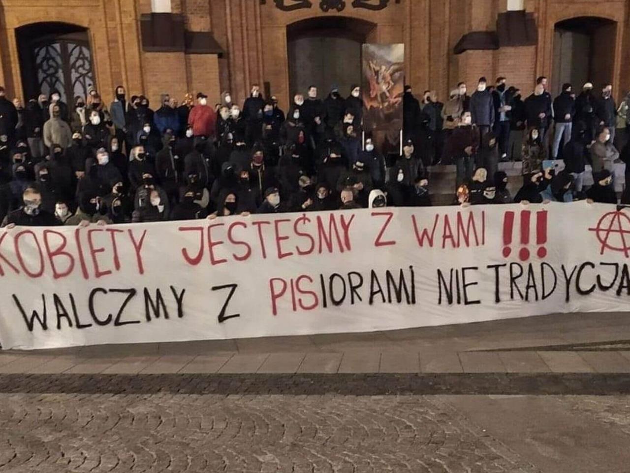 Protest kobiet. Kibice Jagiellonii Białystok: Kobiety, jesteśmy z Wami! [FOTO]
