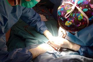 Mała dziewczynka po przeszczepie skóry