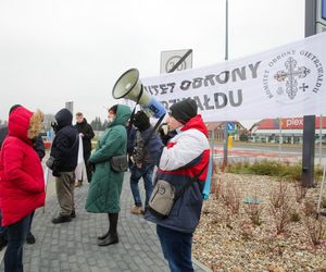 Protest przeciwko budowie centrum logistycznego Lidla w Gietrzwałdzie. Olsztyn, 14.12.2024