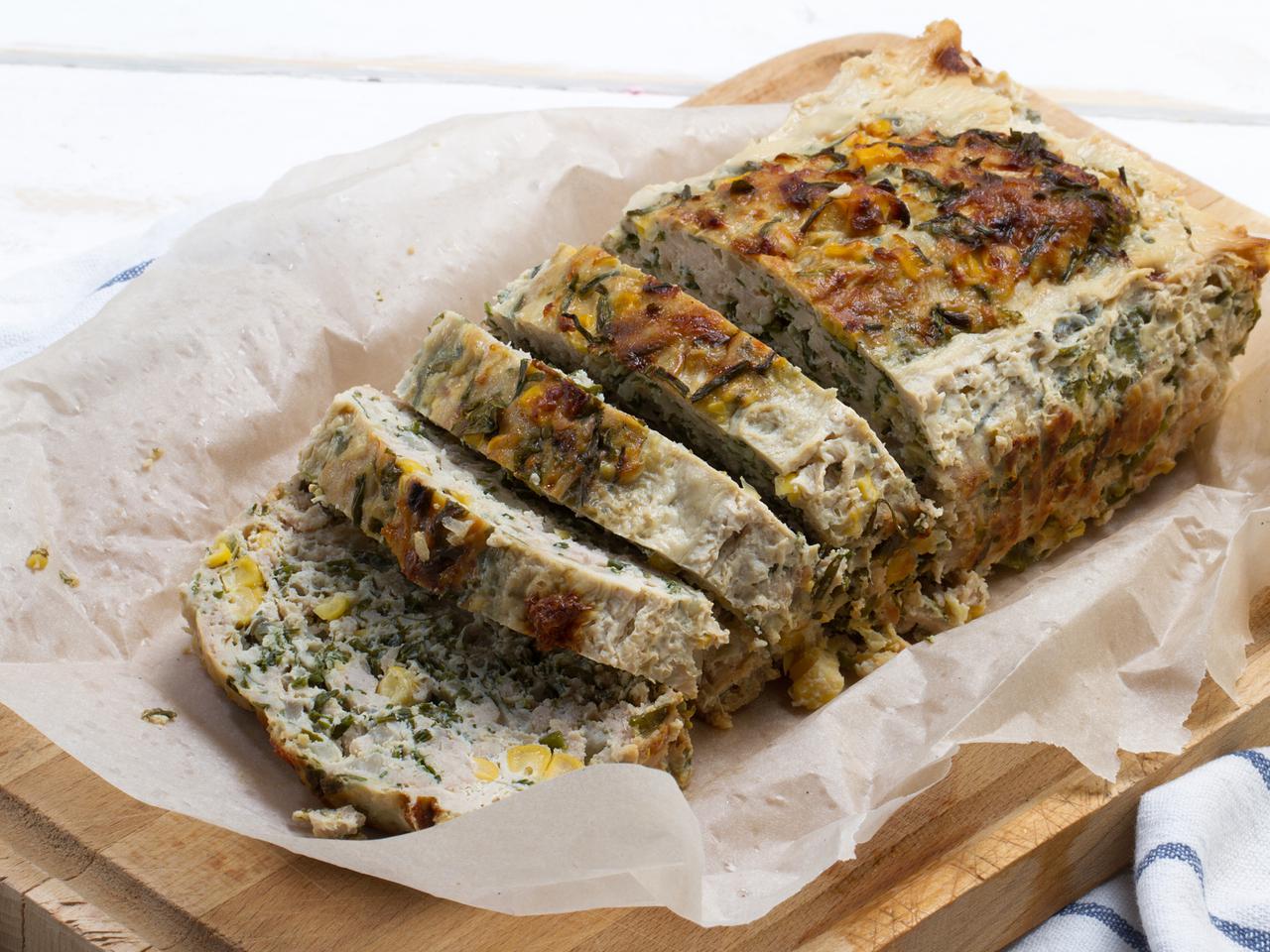 Soczysty klops z kukurydzą i czosnkiem niedźwiedzim