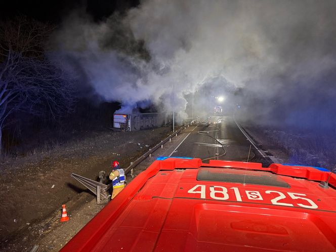 Pożar ciągnika z naczepą na DK 79 w Jaworznie. Kierujący trafił do szpitala