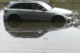 Po burzy w Łodzi zalane ulice i mnóstwo utrudnień. Tak wygląda ul. Włókniarzy