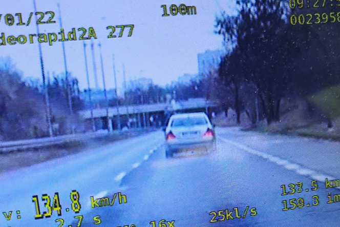 Poznań: Kierowca mercedesa pędził na złamanie karku. Odczuł nowy taryfikator mandatów! 