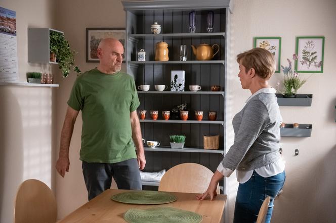 Na Wspólnej, odcinek 2803. Roman (Waldemar Obłoza), Honoarata (Aleksandra Konieczna)