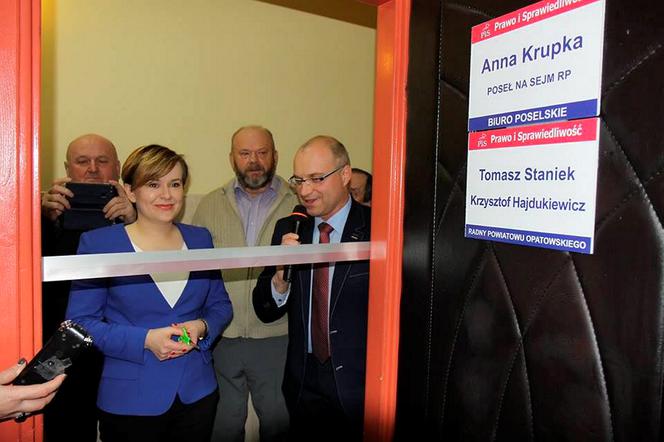 Aniołek Kaczyńskiego otworzyła biuro w domu weselnym